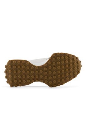 Tenis New Balance 327 Mujer-Gris/Dorado