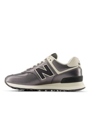 Tenis New Balance 574 Mujer-Negro/Blanco