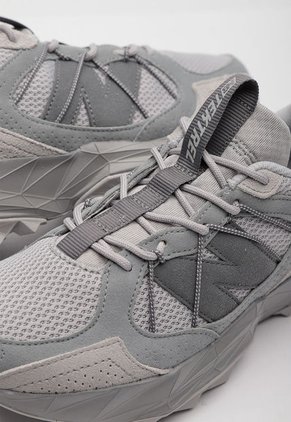 Tenis new balance Tektrel Gris