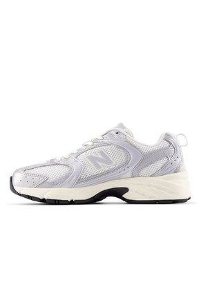 Tenis New Balance 530 Mujer-Gris/Plateado