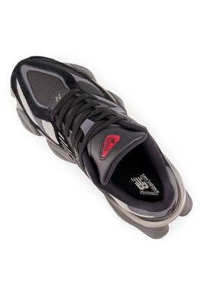 TENIS NEW_BALANCE UNISEXO U9060BLK 9060 Talla 4