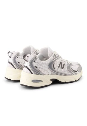 Tenis New Balance 530 Mujer-Plateado