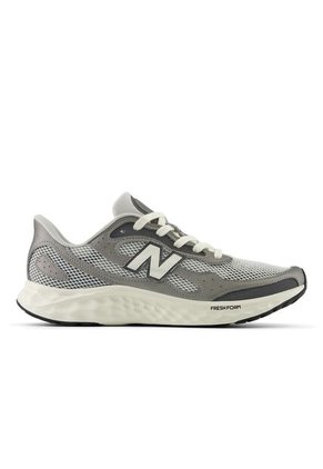 TENIS NEW_BALANCE HOMBRE MARISTG4 ARISHI V4 Talla 10.5