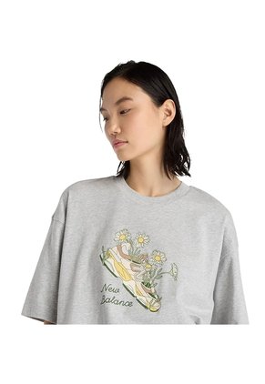 Camisa Deportiva New Balance Original Flower Shoe Gris Mujer
