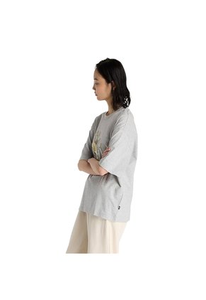 Camisa Deportiva New Balance Original Flower Shoe Gris Mujer