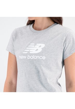 Camisa Deportiva New Balance Original Ess Stacked Gris Mujer