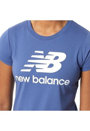 Camiseta New Balance Essentials Stacked Para Mujer-Celeste