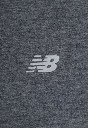 Camiseta new balance Sport Essentials Heathertech Gris Oscuro