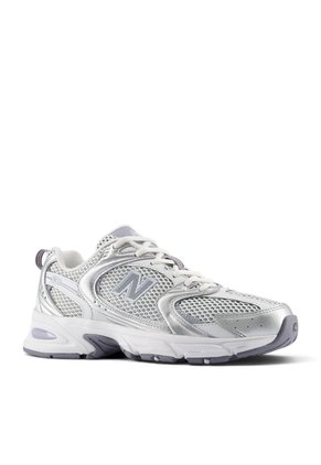Tenis New Balance 530 Mujer-Gris/Plata