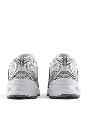 Tenis New Balance 530 Mujer-Gris/Plata