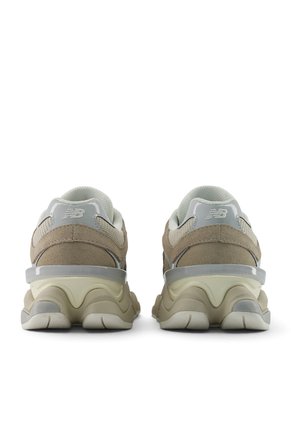 Tenis New Balance 9060 Hombre-Bronce
