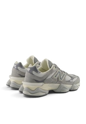 Tenis New Balance 9060 Hombre-Gris