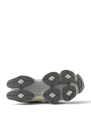 Tenis New Balance 9060 Hombre-Gris