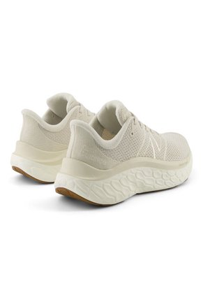 Tenis New Balance Fresh Foam X Kaiha Road Mujer-Beige
