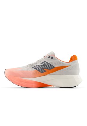 Tenis Running TCS NYC Marathon FuelCell SuperCom New Balance MRCELNY5