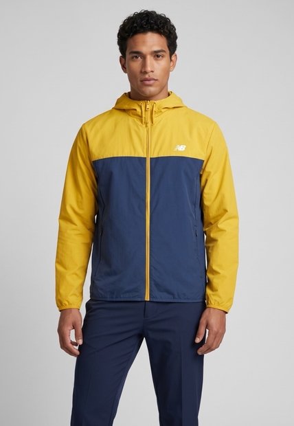 Chaqueta new balance  Athletics Woven Amarillo