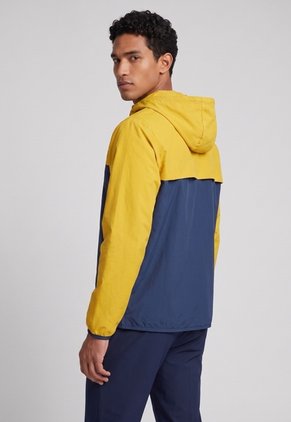 Chaqueta new balance  Athletics Woven Amarillo