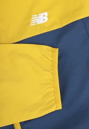 Chaqueta new balance  Athletics Woven Amarillo