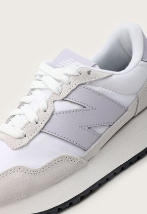 Tenis Lifestyle Marfil-Gris-Lila New Balance 237