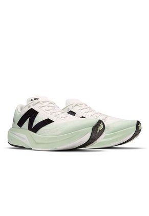 Tenis Deportivos New Balance FuelCell Rebel V4 Blanco Hombre