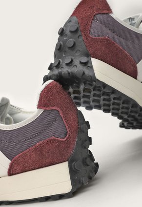 Tenis Lifestyle Violeta-Marfil-Negro New Balance 327