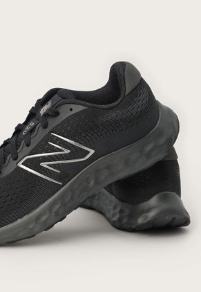 Tenis Running Negro-Plateado New Balance 520 v8