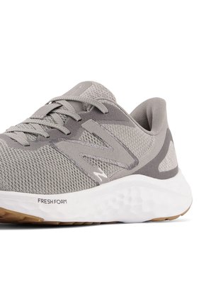 Tenis New Balance Fresh Foam Arishi V4 Hombre