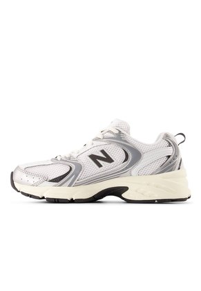 Tenis New Balance 530 Mujer-Plateado