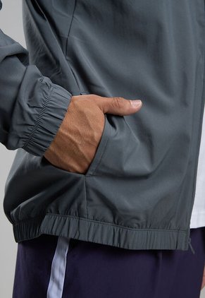 Chaqueta new balance Reimagined Woven Graphic Gris