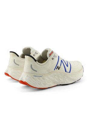 Tenis New Balance Fresh Foam More -Blanco