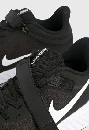 Tenis Running Negro Nike Revolution 5 FlyEase