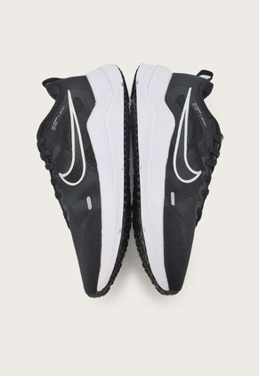Tenis Running Negro-Blanco Nike Downshifter 12