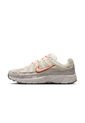 Tenis Hombre Lifestyle NIKE P-6000 PRM Gris/Naranja de Nike