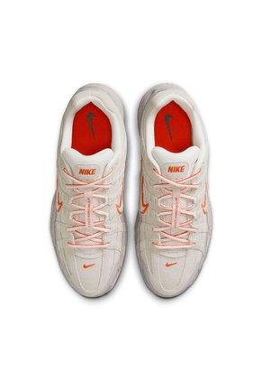 Tenis Hombre Lifestyle NIKE P-6000 PRM Gris/Naranja