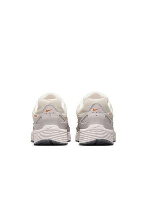 Tenis Hombre Lifestyle NIKE P-6000 PRM Gris/Naranja