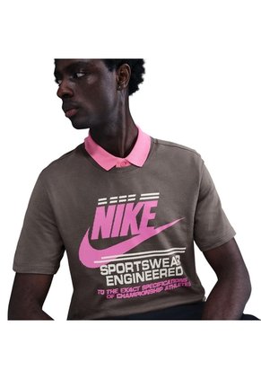 Camiseta Hombre Lifestyle Nike Sportswear Marrón/Rosa