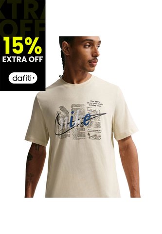 Camiseta Nike Tee Std Celebrate Brnd Hombre-Caqui Nike