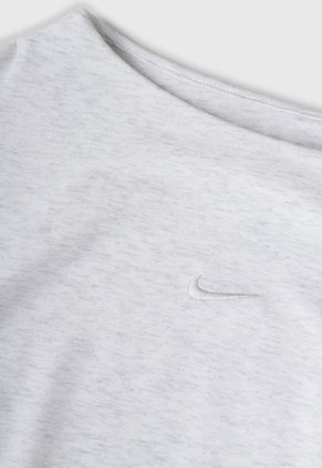 Camiseta NIKE Chill Knit Gris Claro