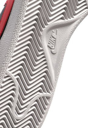 Tenis Lifestyle Negro-Rojo-Blanco Nike Court Royale