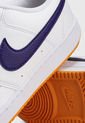 Tenis Lifestyle Blanco-Violeta-Naranja Nike Court Vision Low NBA de Nike