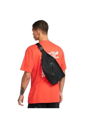 Canguro Nike Elemental Premium Hombre-Negro