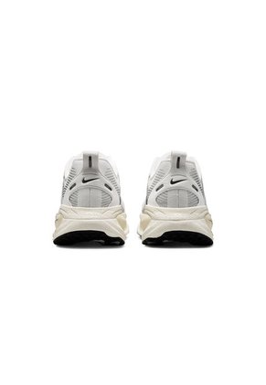 TENIS VOMERO 18 NIKE