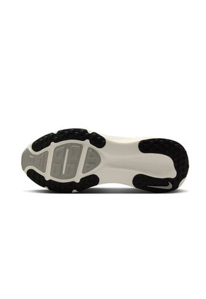 TENIS VOMERO 18 NIKE