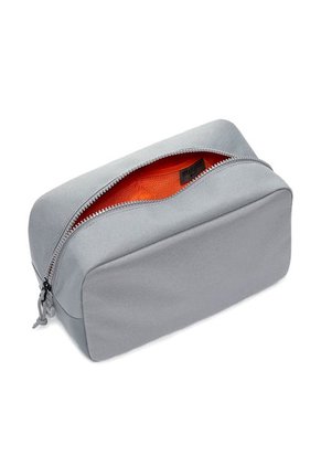 Guayera Nike Utility (11L)-Gris Claro