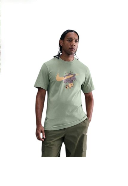 Camiseta Nike M Nsw Tee Iykyk Fs Hombre-Verde