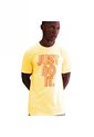 Camiseta Nike Nsw Tee 12Mo Jdi Sp24 Fs Hombre-Amarillo de Nike