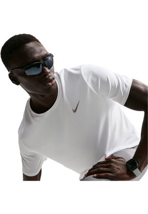 CAMISETA NIKE HOMBRE DV9315-100 Talla M