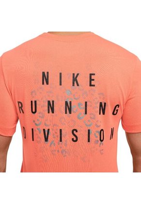 Camiseta Nike Tee Run Division Fa24-Salmón