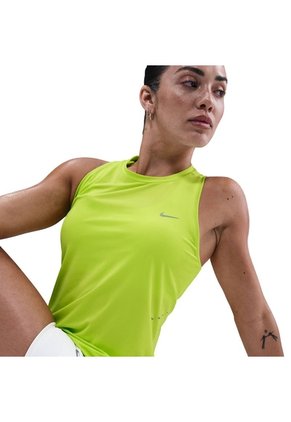 Camiseta Mujer Nike Swift Verde