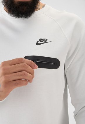 Camiseta Manga Larga Blanco-Negro NIKE Tech Fleece